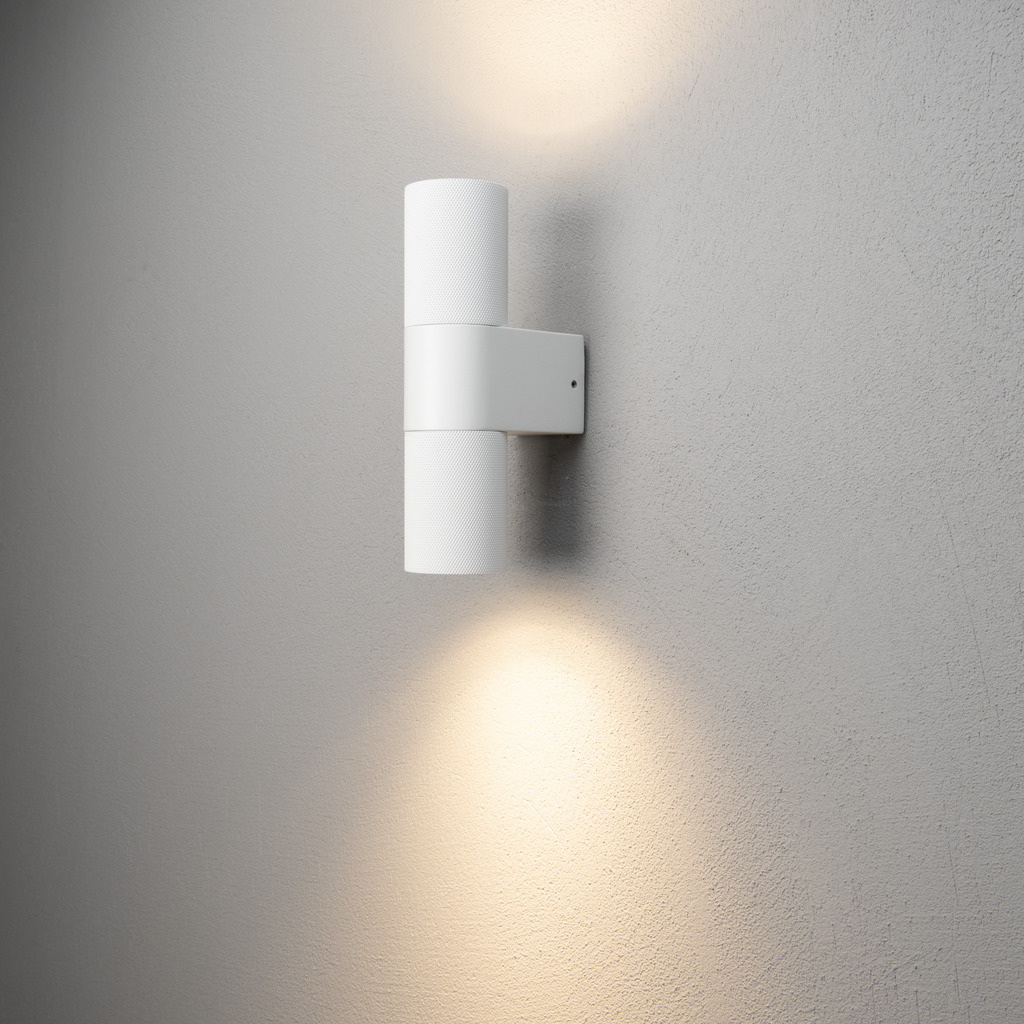 Temi Blanco lámpara de exterior De Konstsmide - Cree una solución de iluminación elegante y moderna en su fachada con este aplique de pared blanco que brilla tanto hacia arriba como hacia abajo.