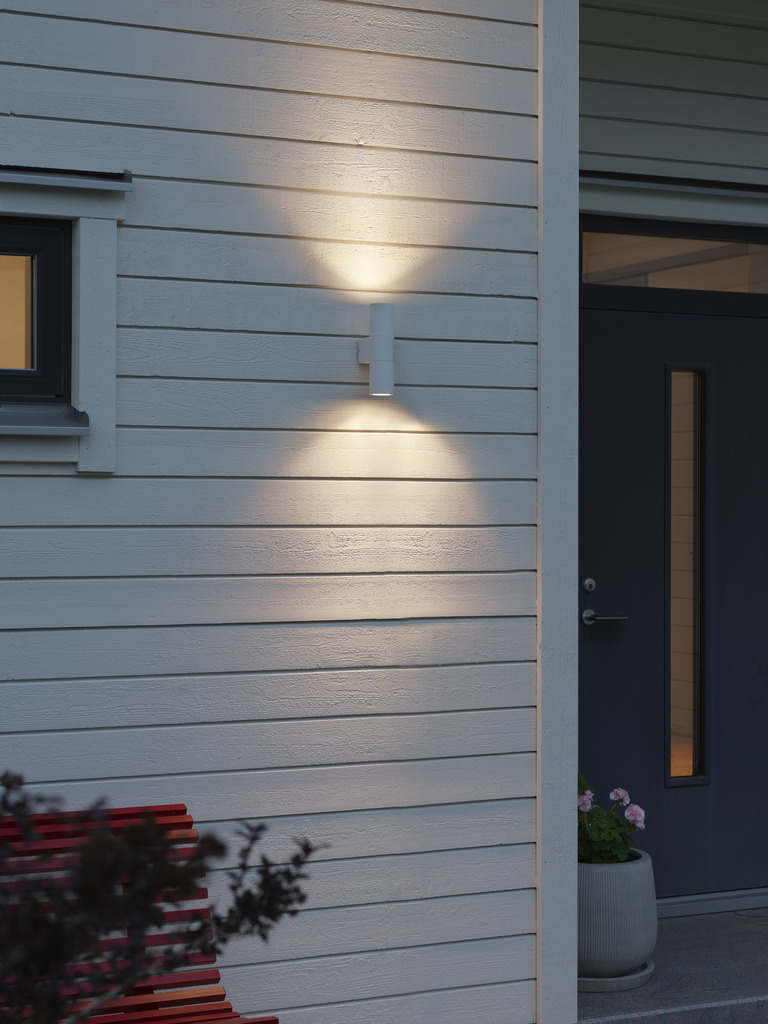 Temi Blanco lámpara de exterior De Konstsmide - Cree una solución de iluminación elegante y moderna en su fachada con este aplique de pared blanco que brilla tanto hacia arriba como hacia abajo.