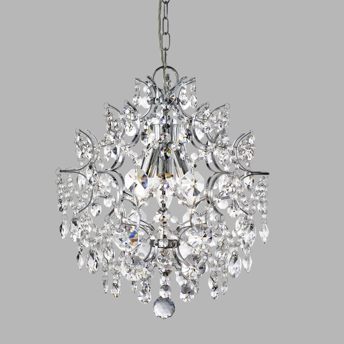 Harrietta Ø40 Cromo cristal De Searchlight - La intrincada lámpara está llena de detalles decorativos hechos de cristal transparente, que cuelgan de pequeñas espirales de color cromado y complementan las tres fuentes de luz centrales.