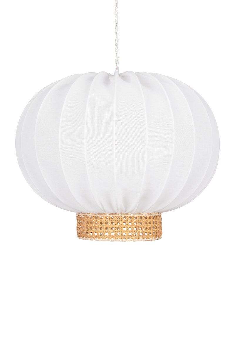 Yokohama Ø50 Naturaleza Lámpas de techo De Globen Lighting - La l&aacute;mpara tiene un cable textil trenzado de color blanco de 120 cm de largo y una caja de techo de pl&aacute;stico blanco.