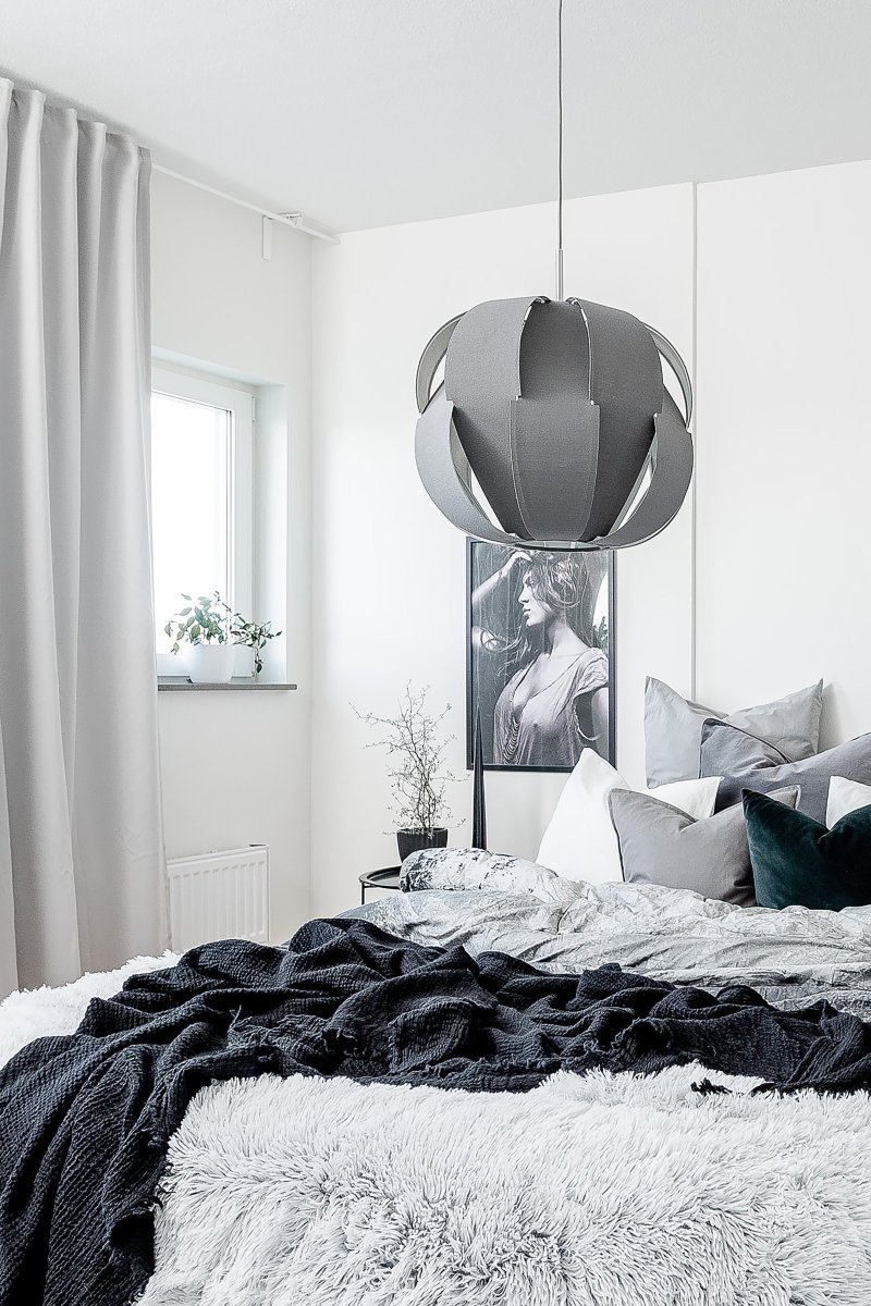 Pavot Ø45 Gris Lámpas de techo De Globen Lighting - La tela de lino se tensa alrededor de un marco de metal y un pasador de metal cromado forma el puente entre la pantalla y el cable textil gris de 120 cm de largo.