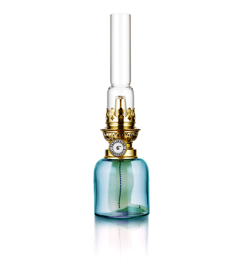 Koholmen Azul claro De Karlskrona lampfabrik - La l&aacute;mpara del conductor del tren, como se llamaba originalmente, es una peque&ntilde;a l&aacute;mpara de repuesto para la cabina del conductor del tren, que ahora est&aacute; disponible en tres tama&ntilde;os y varios colores y se ha convertido en uno de nuestros cl&aacute;sicos m&aacute;s populares.