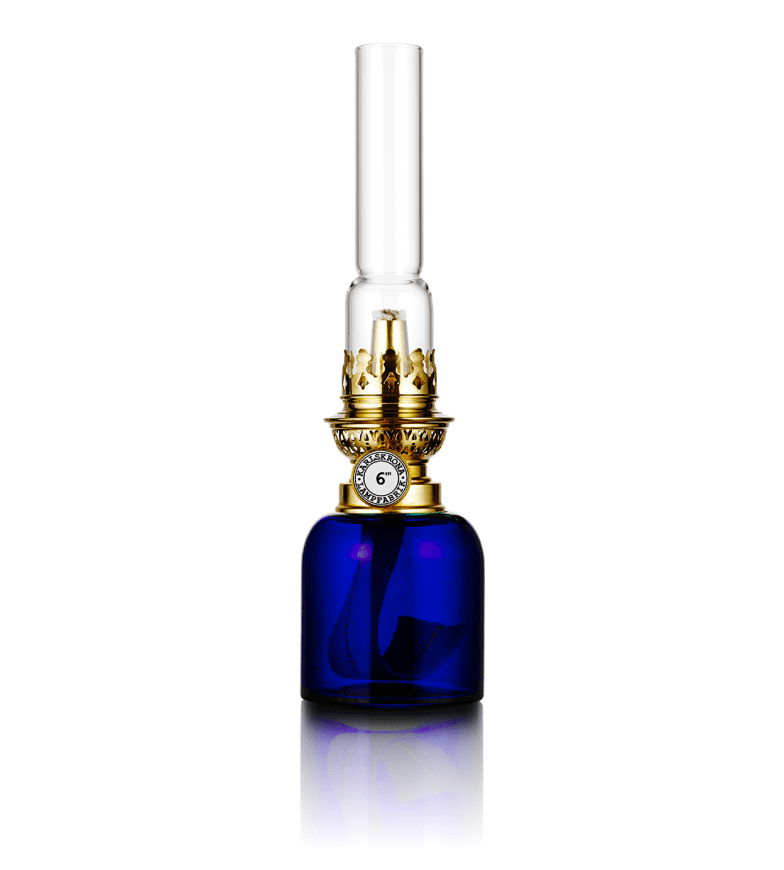 Koholmen Azul oscuro De Karlskrona lampfabrik - La l&aacute;mpara del conductor del tren, como se llamaba originalmente, es una peque&ntilde;a l&aacute;mpara de repuesto para la cabina del conductor del tren, que ahora se produce en tres tama&ntilde;os y varios colores y se ha convertido en un cl&aacute;sico popular.