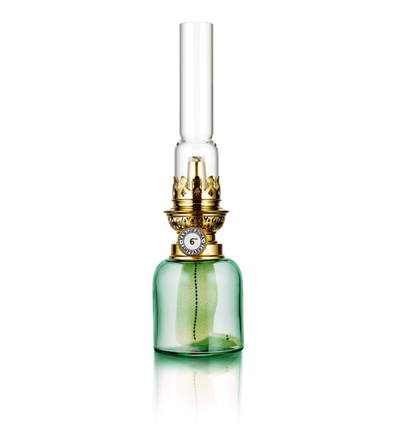Koholmen Verde claro De Karlskrona lampfabrik - La l&aacute;mpara del conductor del tren, como se llamaba originalmente, es una peque&ntilde;a l&aacute;mpara de repuesto para la cabina del conductor del tren, que ahora est&aacute; disponible en tres tama&ntilde;os y varios colores y se ha convertido en uno de nuestros cl&aacute;sicos m&aacute;s populares.