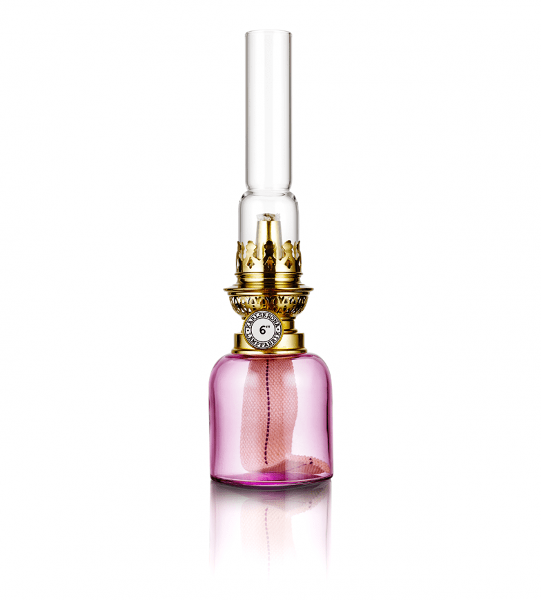 Koholmen Rosa De Karlskrona lampfabrik - La l&aacute;mpara del conductor del tren, como se llamaba originalmente, es una peque&ntilde;a l&aacute;mpara de repuesto para la cabina del conductor del tren, que ahora est&aacute; disponible en tres tama&ntilde;os y varios colores y se ha convertido en uno de nuestros cl&aacute;sicos m&aacute;s populares.