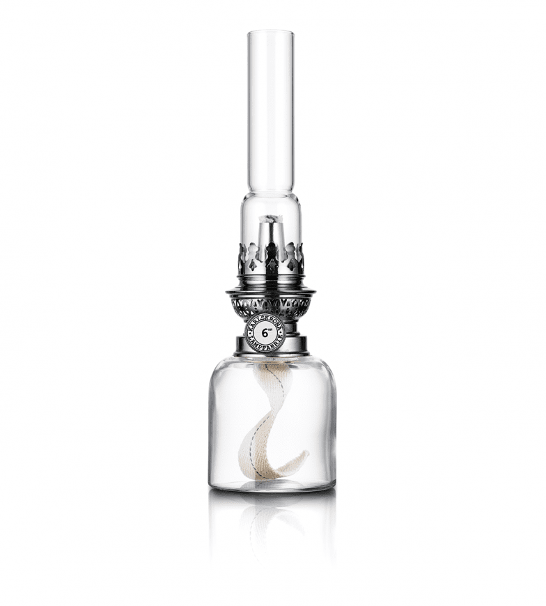 Koholmen Transparente/cromado De Karlskrona lampfabrik - La l&aacute;mpara del conductor del tren, como se llamaba originalmente, es una peque&ntilde;a l&aacute;mpara de repuesto para la cabina del conductor del tren, que ahora est&aacute; disponible en tres tama&ntilde;os y varios colores y se ha convertido en uno de nuestros cl&aacute;sicos m&aacute;s populares.