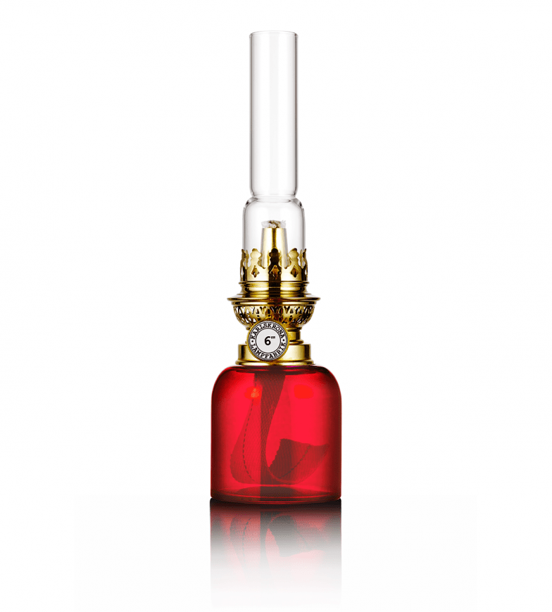Koholmen ROJO De Karlskrona lampfabrik - La l&aacute;mpara del conductor del tren, como se llamaba originalmente, es una peque&ntilde;a l&aacute;mpara de repuesto para la cabina del conductor del tren, que ahora est&aacute; disponible en tres tama&ntilde;os y varios colores y se ha convertido en uno de nuestros cl&aacute;sicos m&aacute;s populares.