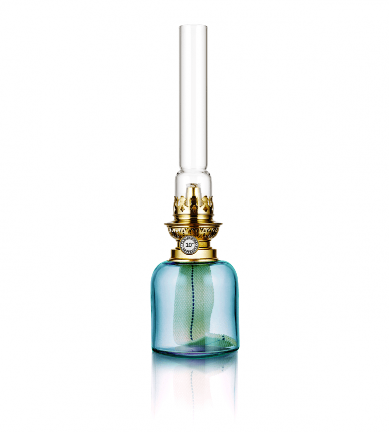 Skeppsholmen Azul claro De Karlskrona lampfabrik - La l&aacute;mpara del conductor del tren, como se llamaba originalmente, es una peque&ntilde;a l&aacute;mpara de repuesto para la cabina del conductor del tren, que ahora est&aacute; disponible en tres tama&ntilde;os y varios colores y se ha convertido en uno de nuestros cl&aacute;sicos m&aacute;s populares.