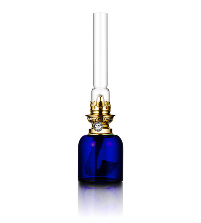 Imagen ampliada de Skeppsholmen Azul oscuro De Karlskrona lampfabrik - La l&aacute;mpara del conductor del tren, como se llamaba originalmente, es una peque&ntilde;a l&aacute;mpara de repuesto para la cabina del conductor del tren, que ahora est&aacute; disponible en tres tama&ntilde;os y varios colores y se ha convertido en uno de nuestros cl&aacute;sicos m&aacute;s populares.