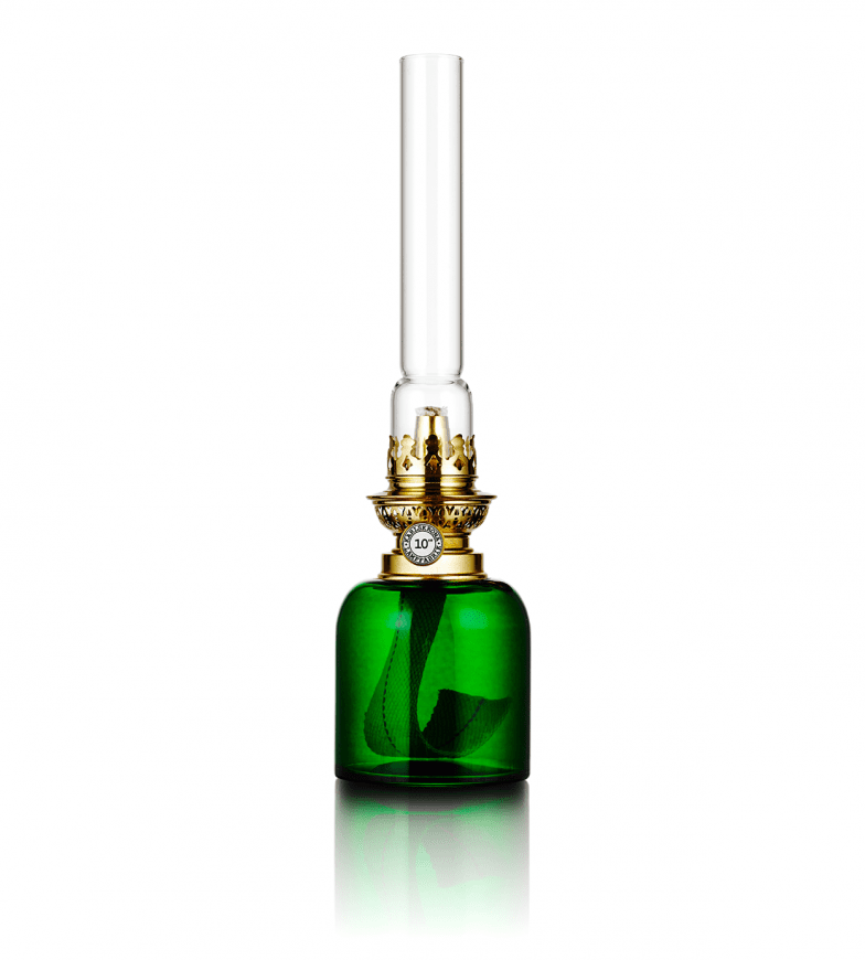 Skeppsholmen Verde oscuro De Karlskrona lampfabrik - La l&aacute;mpara del conductor del tren, como se llamaba originalmente, es una peque&ntilde;a l&aacute;mpara de repuesto para la cabina del conductor del tren, que ahora est&aacute; disponible en tres tama&ntilde;os y varios colores y se ha convertido en uno de nuestros cl&aacute;sicos m&aacute;s populares.