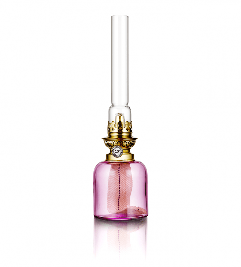 Imagen ampliada de Skeppsholmen Rosa De Karlskrona lampfabrik - La l&aacute;mpara del conductor del tren, como se llamaba originalmente, es una peque&ntilde;a l&aacute;mpara de repuesto para la cabina del conductor del tren, que ahora est&aacute; disponible en tres tama&ntilde;os y varios colores y se ha convertido en uno de nuestros cl&aacute;sicos m&aacute;s populares.