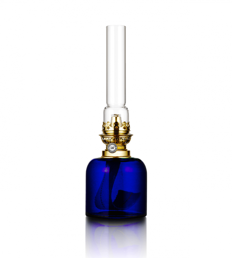 Kungsholmen Azul oscuro De Karlskrona lampfabrik - La l&aacute;mpara del conductor del tren, como se llamaba originalmente, es una peque&ntilde;a l&aacute;mpara de repuesto para la cabina del conductor del tren, que ahora est&aacute; disponible en tres tama&ntilde;os y varios colores y se ha convertido en uno de nuestros cl&aacute;sicos m&aacute;s populares.
