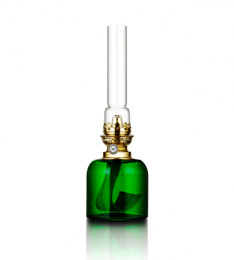 Kungsholmen Verde oscuro De Karlskrona lampfabrik - La l&aacute;mpara del conductor del tren, como se llamaba originalmente, es una peque&ntilde;a l&aacute;mpara de repuesto para la cabina del conductor del tren, que ahora est&aacute; disponible en tres tama&ntilde;os y varios colores y se ha convertido en uno de nuestros cl&aacute;sicos m&aacute;s populares.
