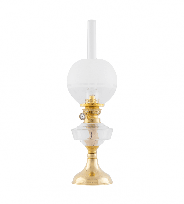 Trossö 70 Latón De Karlskrona lampfabrik - Una l&aacute;mpara de queroseno con cuerpo de vidrio transparente y base sencilla y bellamente ondulada es un cl&aacute;sico que hemos tenido en nuestra gama desde la d&eacute;cada de 1890.