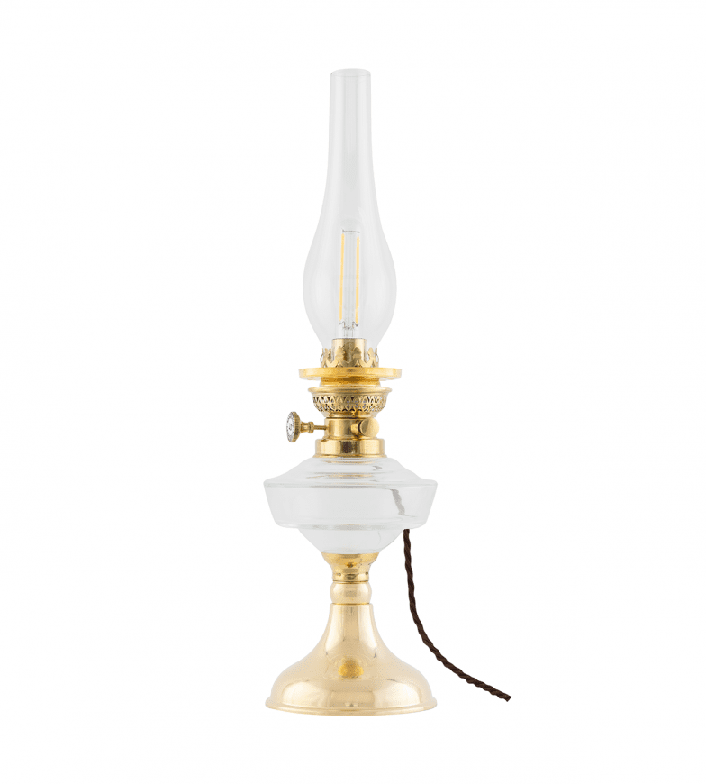 Trossö Elec 70 Latón De Karlskrona lampfabrik - Una l&aacute;mpara de queroseno montada el&eacute;ctricamente con una carcasa de aceite de vidrio transparente, que presenta una base simple y bellamente curvada, es un verdadero cl&aacute;sico y ha estado en nuestra gama en su forma original desde la d&eacute;cada de 1890.