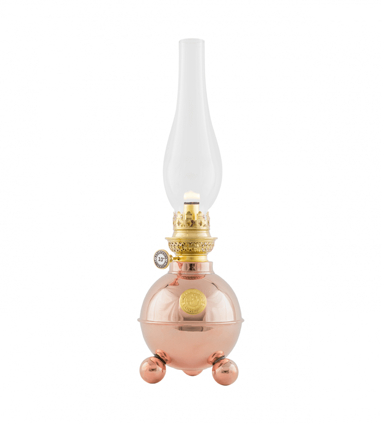 Dragsö Cobre De Karlskrona lampfabrik - Esta l&aacute;mpara de queroseno, con su caracter&iacute;stica carcasa esf&eacute;rica de aceite sobre tres patas esf&eacute;ricas, es un cl&aacute;sico especialmente popular durante la &eacute;poca navide&ntilde;a.