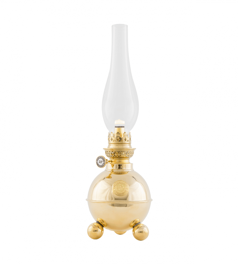 Dragsö Latón De Karlskrona lampfabrik - Esta l&aacute;mpara de queroseno, con su caracter&iacute;stica carcasa esf&eacute;rica de aceite sobre tres patas esf&eacute;ricas, es un cl&aacute;sico especialmente popular durante la &eacute;poca navide&ntilde;a.