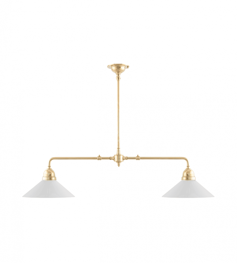 Tegnér Rod Pendant 2x60 Latón De Karlskrona lampfabrik - La l&aacute;mpara de dibujo est&aacute; pensada principalmente para iluminar un banco de trabajo o una mesa de biblioteca, aunque tambi&eacute;n se puede utilizar encima de una mesa de comedor m&aacute;s peque&ntilde;a, por ejemplo.