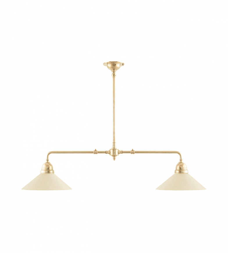 Tegnér Rod Pendant 2x60 Latón De Karlskrona lampfabrik - La l&aacute;mpara de dibujo est&aacute; pensada principalmente para iluminar un banco de trabajo o una mesa de biblioteca, aunque tambi&eacute;n se puede utilizar encima de una mesa de comedor m&aacute;s peque&ntilde;a, por ejemplo.