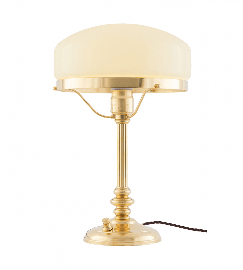 Karlfeldt Latón De Karlskrona lampfabrik - Karlfeldt &auml;r en klassisk skrivbordslampa som har sitt formm&auml;ssiga ursprung i de tidiga 1800-talets Sinumbralampor &ndash; ett smalt mittstag med formen av en antik kannelerad pelare som b&auml;r upp en rotationssymmetriskt formad glaskupa.