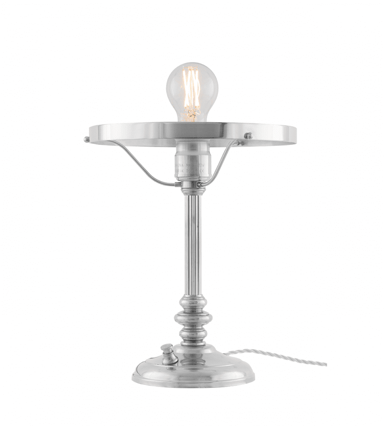Karlfeldt Níquel De Karlskrona lampfabrik - Karlfeldt &auml;r en klassisk skrivbordslampa som har sitt formm&auml;ssiga ursprung i de tidiga 1800-talets Sinumbralampor &ndash; ett smalt mittstag med formen av en antik kannelerad pelare som b&auml;r upp en rotationssymmetriskt formad glaskupa.