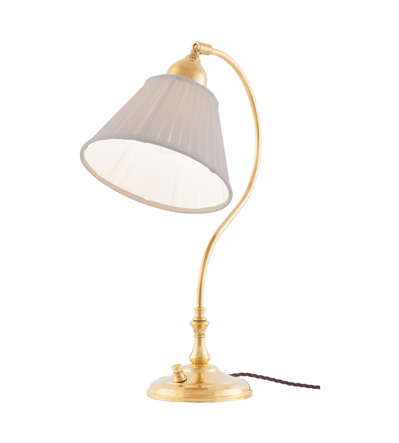 Lagerlöf Latón De Karlskrona lampfabrik - Med sitt flexibla f&auml;ste kan den f&ouml;rses med s&aring;v&auml;l textilsk&auml;rm som glas- eller metallsk&auml;rm, beroende p&aring; hur den &auml;r t&auml;nkt att anv&auml;ndas.