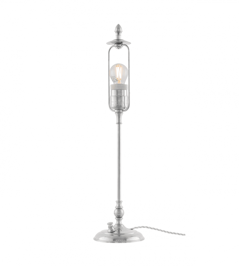 Ankarcrona Níquel De Karlskrona lampfabrik - Lampsk&auml;rmen h&aring;lls upp av en m&auml;ssingslyra, vilket ger ett gedignare k&auml;nsla &auml;n sk&auml;rmar med fasta vitlackerade lyror.