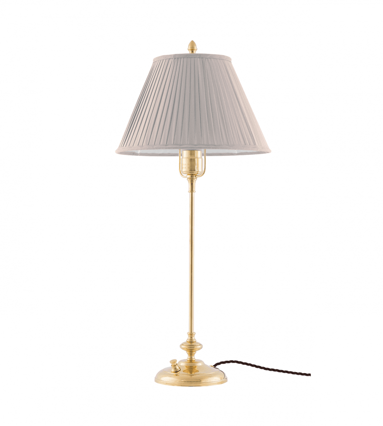 Moberg Latón De Karlskrona lampfabrik - Lampsk&auml;rmen h&aring;lls upp av en m&auml;ssingslyra, vilket ger ett gedignare k&auml;nsla &auml;n sk&auml;rmar med fasta vitlackerade lyror.