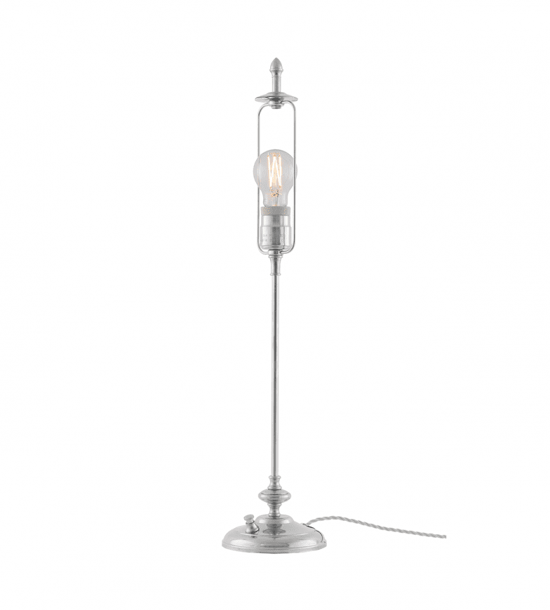 Moberg Níquel De Karlskrona lampfabrik - Lampsk&auml;rmen h&aring;lls upp av en m&auml;ssingslyra, vilket ger ett gedignare k&auml;nsla &auml;n sk&auml;rmar med fasta vitlackerade lyror.