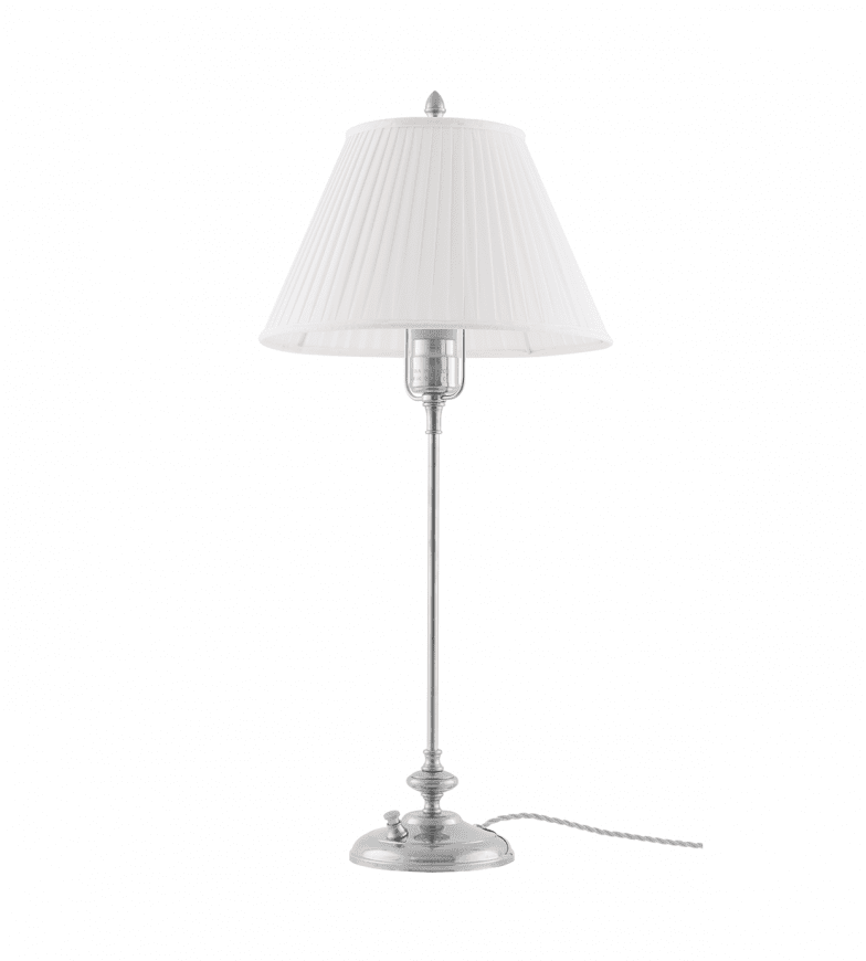 Moberg Níquel De Karlskrona lampfabrik - Lampsk&auml;rmen h&aring;lls upp av en m&auml;ssingslyra, vilket ger ett gedignare k&auml;nsla &auml;n sk&auml;rmar med fasta vitlackerade lyror.