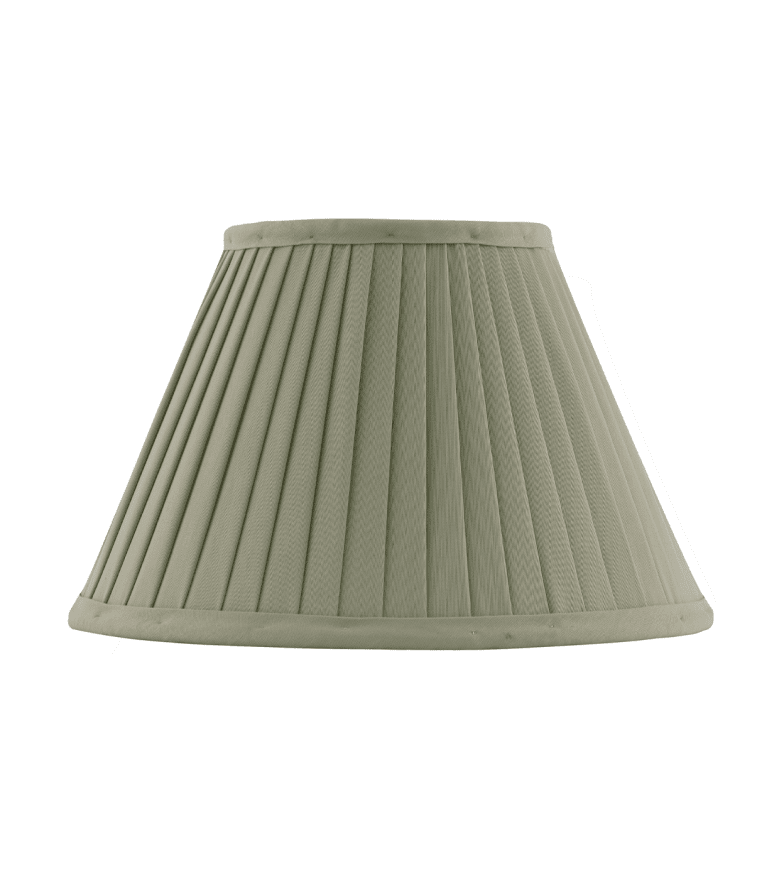 Fabric Lamp Shade 200 Verde oliva De Karlskrona lampfabrik - Portalámparas con rosca o en casquillo de latón incluido en las lámparas de mesa y de pie de Karlskrona Lampfabrik.