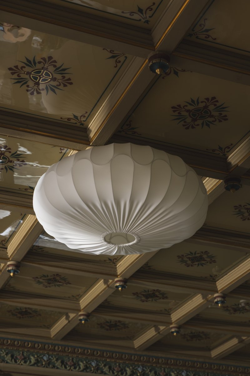 Bladverk Ø70 Blanco plafón De Globen Lighting - Fabricada en tela de algod&oacute;n el&aacute;stico, Bladverk emite una luz c&aacute;lida y acogedora que realza el ambiente de cualquier estancia.