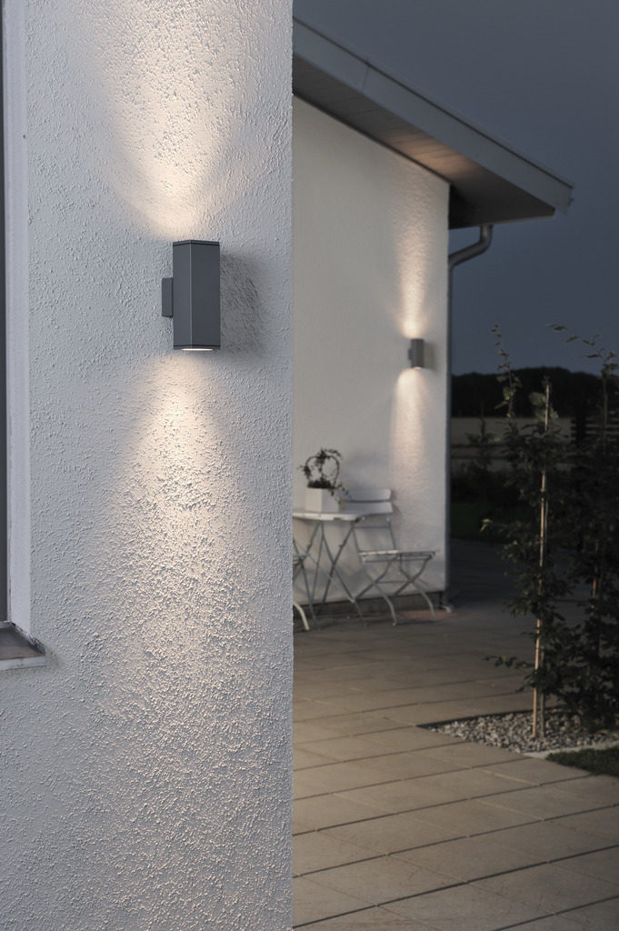 Monza Gris oscuro lámpara de exterior De Konstsmide - Cree una solución de iluminación elegante y moderna en su fachada con este aplique de pared gris oscuro que brilla tanto hacia arriba como hacia abajo.