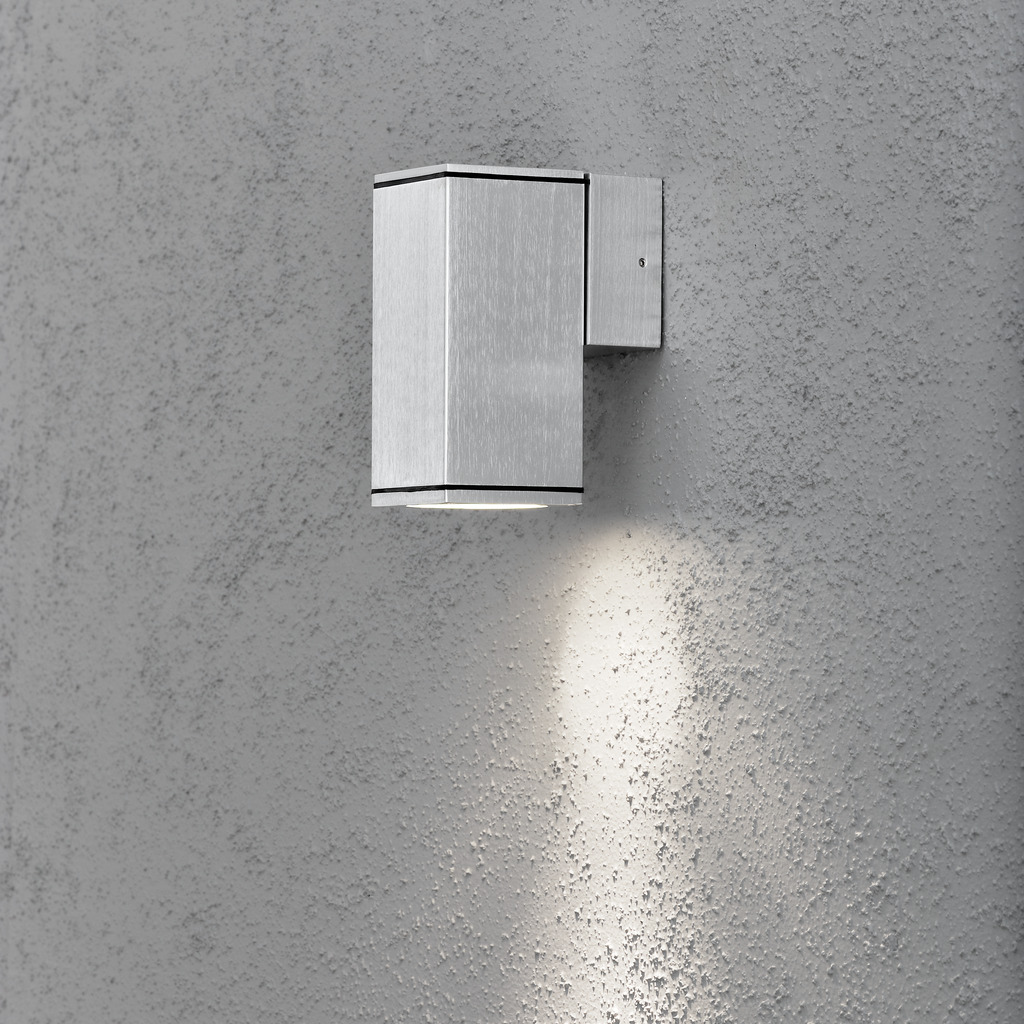 Monza Plata lámpara de exterior De Konstsmide - Con su diseño en forma de cubo y su luz directa, es ideal para crear una atmósfera sofisticada en zonas de entrada y zonas de paso.