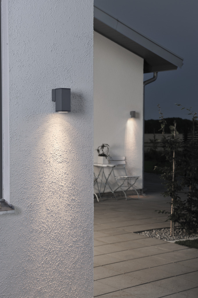 Monza Gris oscuro lámpara de exterior De Konstsmide - Con su diseño en forma de cubo y su luz directa, es ideal para crear una atmósfera sofisticada en zonas de entrada y zonas de paso.