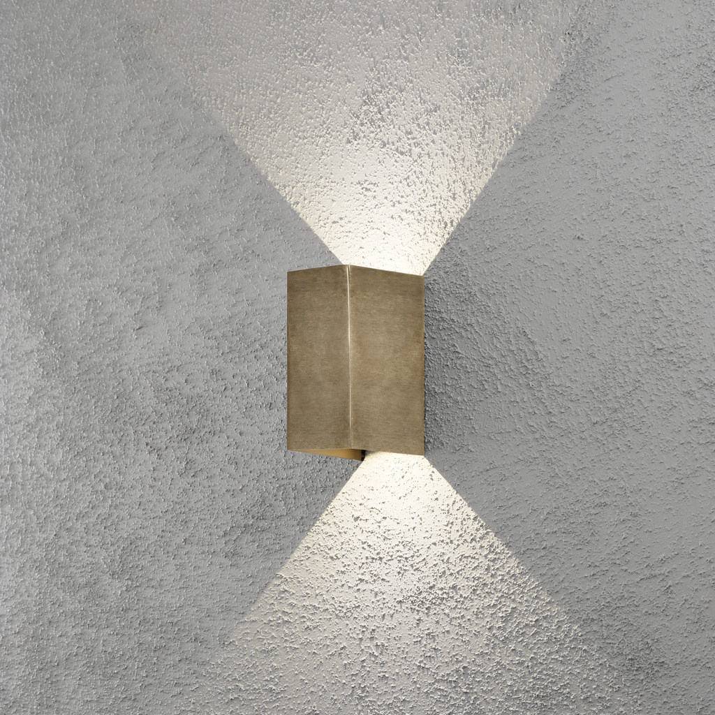 Cremona Latón lámpara de exterior De Konstsmide - Gracias a sus materiales duraderos y de alta calidad, esta lámpara es hermosa y resistente a la intemperie: una inversión ideal en estilo y funcionalidad duraderos.
