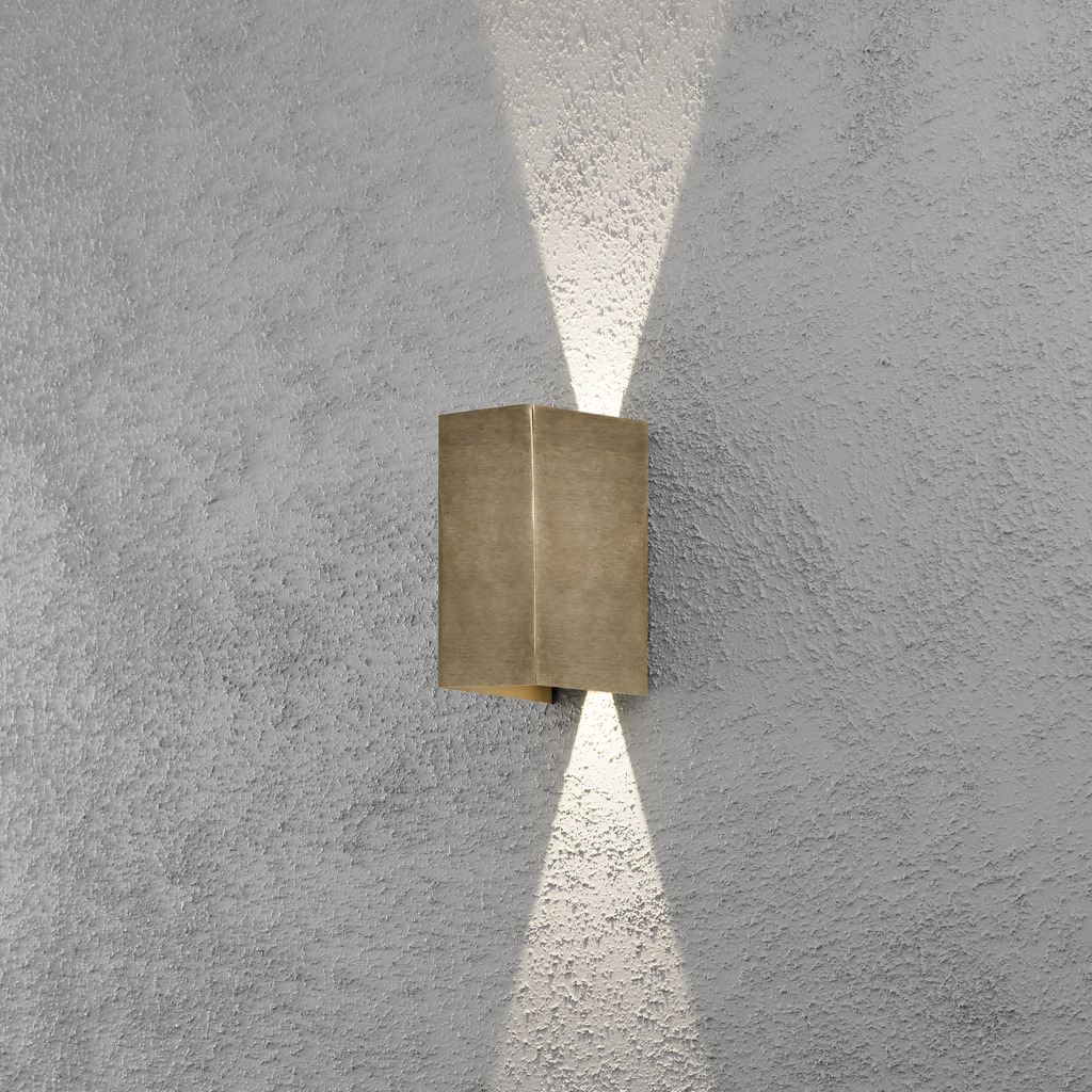Cremona Latón lámpara de exterior De Konstsmide - Gracias a sus materiales duraderos y de alta calidad, esta lámpara es hermosa y resistente a la intemperie: una inversión ideal en estilo y funcionalidad duraderos.