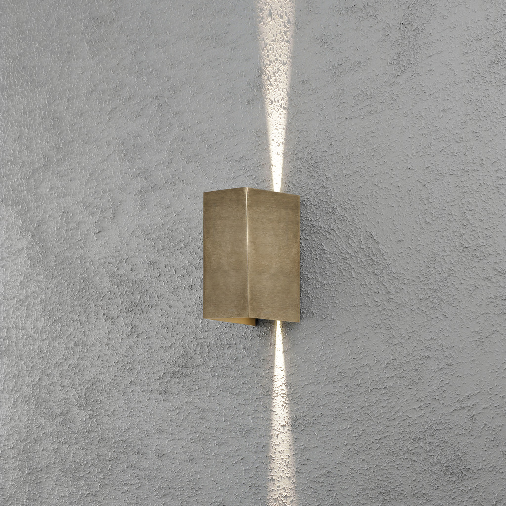 Cremona Latón lámpara de exterior De Konstsmide - Gracias a sus materiales duraderos y de alta calidad, esta lámpara es hermosa y resistente a la intemperie: una inversión ideal en estilo y funcionalidad duraderos.
