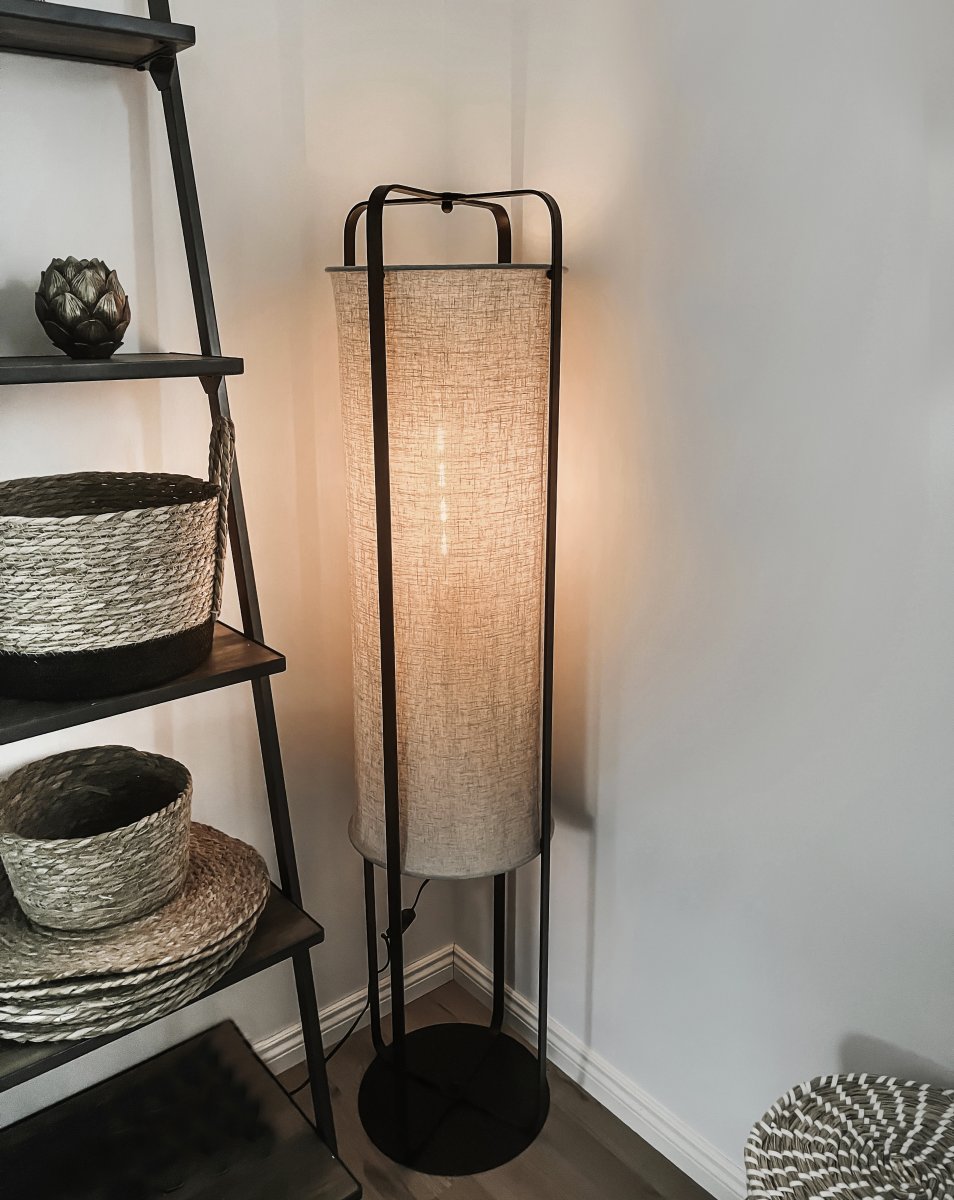 Ronda Naturaleza lámpara de pie De Aneta Lighting - Ronda es una lámpara de pie moderna con estructura de metal negro y tejido beige natural de calidad similar al lino.