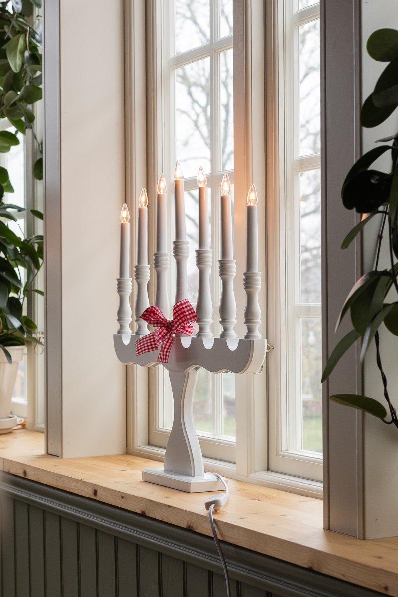 Svaneholm Blanco De Markslöjd - Candelabro de siete brazos en color blanco que se adapta a cualquier hogar.