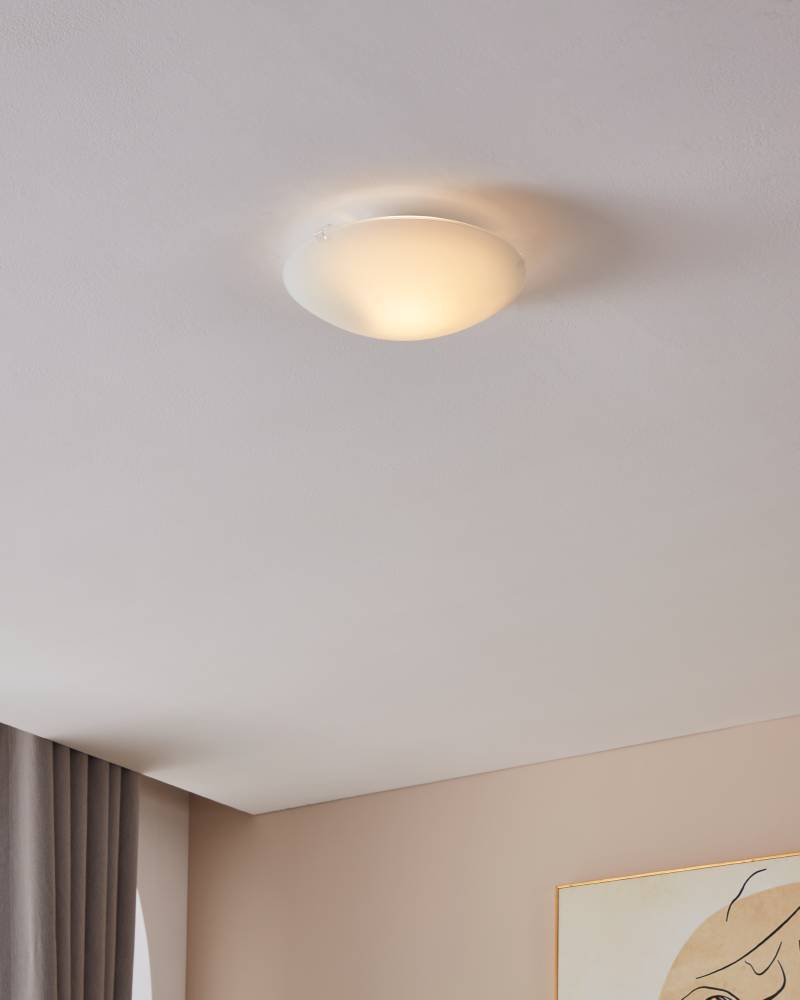 Mars Ø25 Blanco plafón De Eglo - Con su superficie de vidrio liso y esmerilado, emite una luz suave y uniforme, lo que lo hace ideal para habitaciones donde se desea un ambiente tranquilo y relajado.