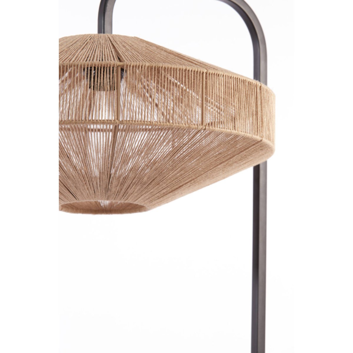 Lyra Naturaleza lámpara de pie De Light & Living - Lyra es una lámpara de pie de inspiración natural con una pantalla envuelta en hilo de algodón trenzado que crea una distribución de luz suave y agradable.
