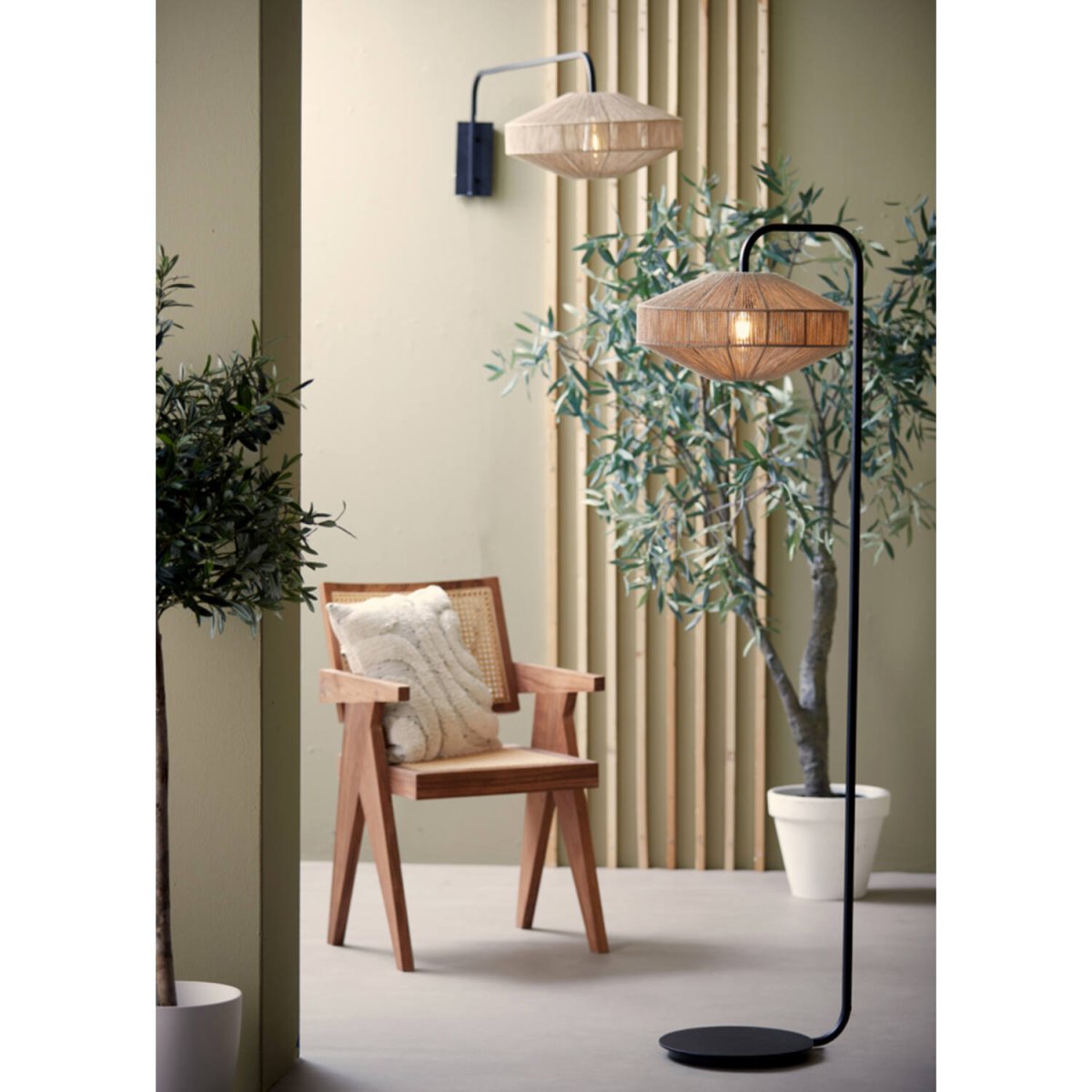 Lyra Naturaleza lámpara de pie De Light & Living - Lyra es una lámpara de pie de inspiración natural con una pantalla envuelta en hilo de algodón trenzado que crea una distribución de luz suave y agradable.