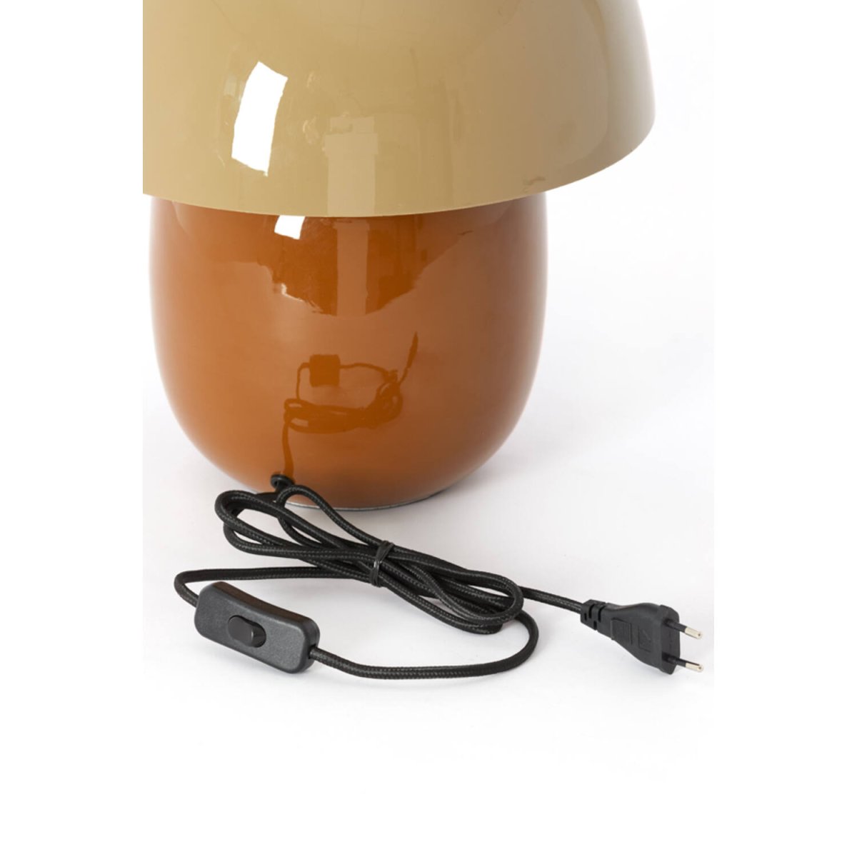 Mimosa 34cm Marrón lámpara de mesa De Light & Living - La c&aacute;lida combinaci&oacute;n de colores, con una pantalla color arena y una base marr&oacute;n, crea un efecto suave y armonioso.