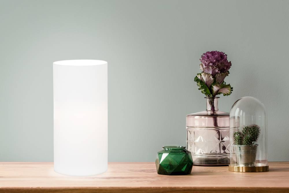 Geo 20cm Blanco lámpara de mesa De Eglo - Esta lámpara de mesa cilíndrica hecha de vidrio blanco esmerilado proporciona una luz suave y uniforme, perfecta para un ambiente relajante en casa.