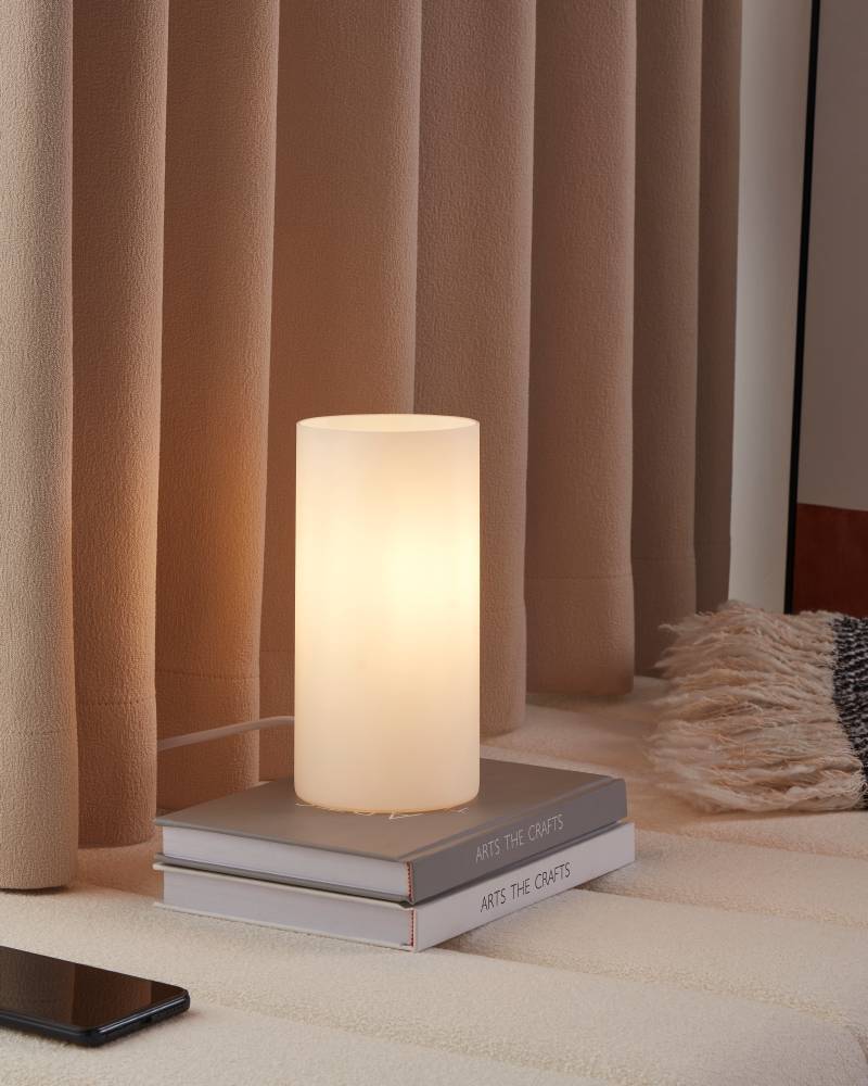 Geo 20cm Blanco lámpara de mesa De Eglo - Esta lámpara de mesa cilíndrica hecha de vidrio blanco esmerilado proporciona una luz suave y uniforme, perfecta para un ambiente relajante en casa.