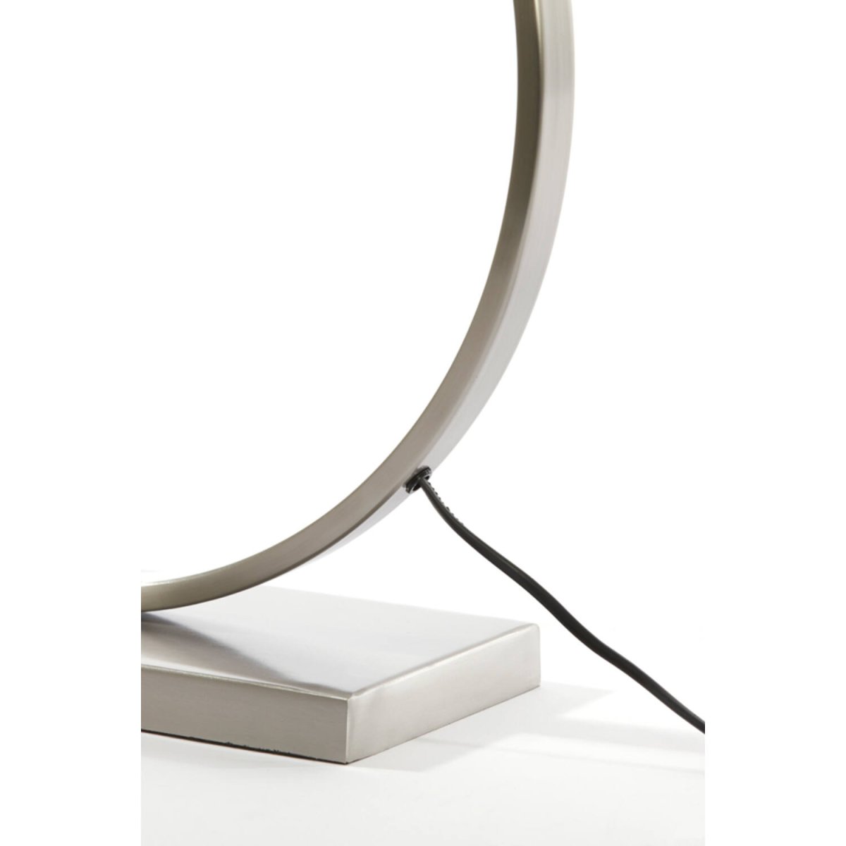 Liva 62cm Plata base de lámpara De Light & Living - La superficie plateada refleja la luz de forma hermosa, creando una atmósfera cálida y acogedora.