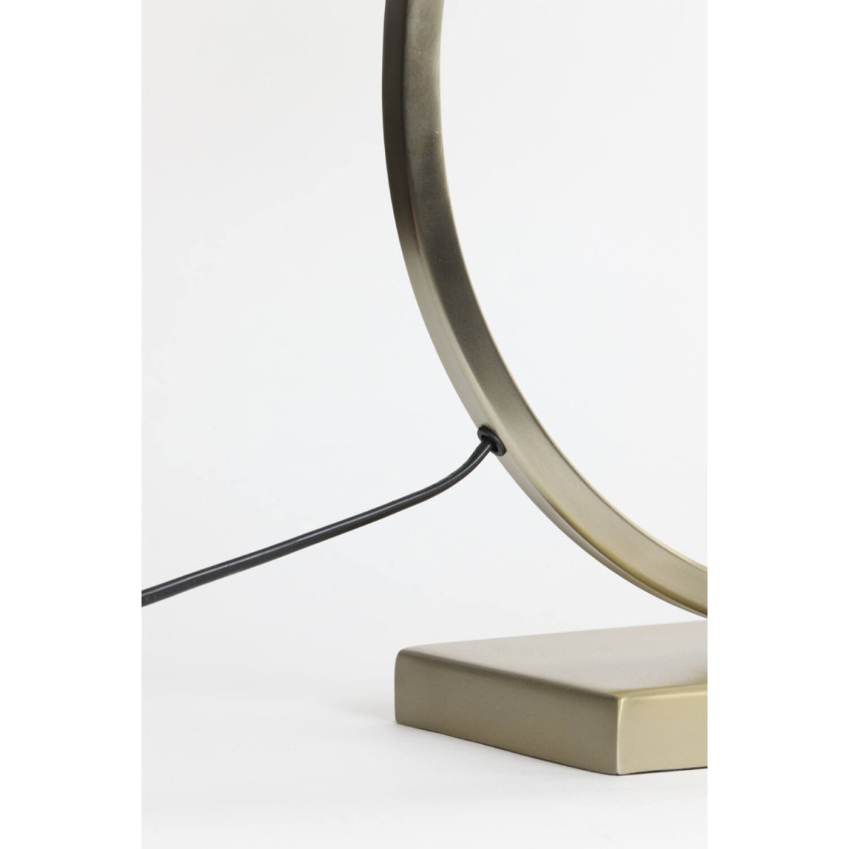 Liva 62cm Oro base de lámpara De Light & Living - La superficie dorada clara refleja la luz de forma hermosa, creando una atmósfera cálida y acogedora.