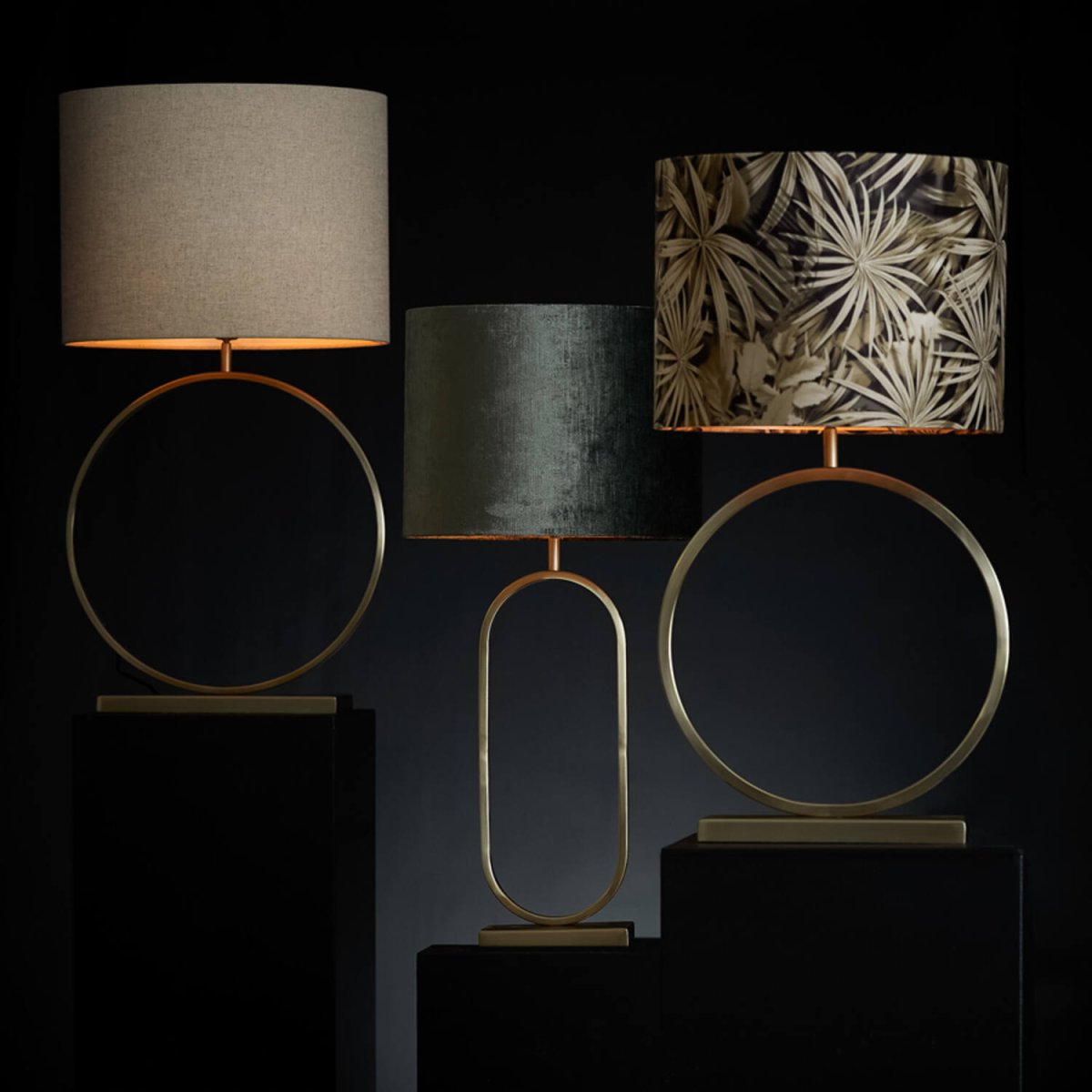 Liva 62cm Oro base de lámpara De Light & Living - La superficie dorada clara refleja la luz de forma hermosa, creando una atmósfera cálida y acogedora.