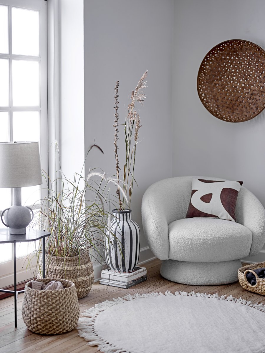 Kean 58cm Gris lámpara de mesa De Bloomingville - La l&aacute;mpara de mesa Kean es una vers&aacute;til l&aacute;mpara de terracota con una elegante forma n&oacute;rdica y un hermoso tono gris que se integra en la mayor&iacute;a de los espacios.
